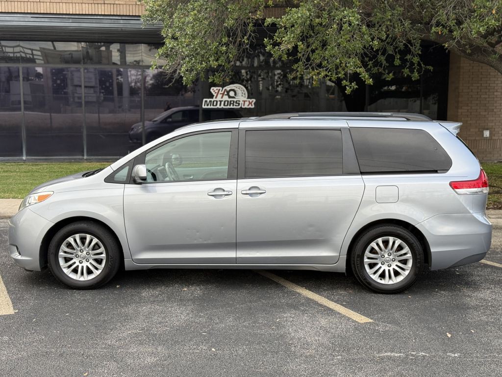 2013 Toyota Sienna Image 4