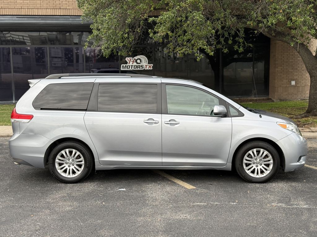 2013 Toyota Sienna Image 5