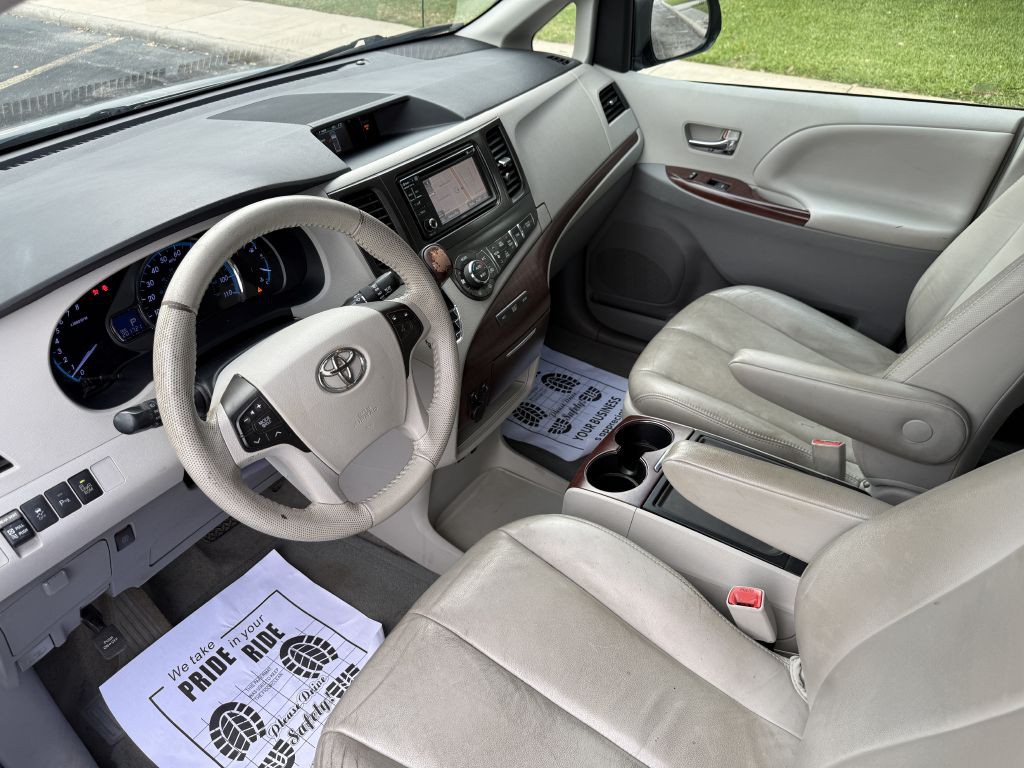 2013 Toyota Sienna Image 7