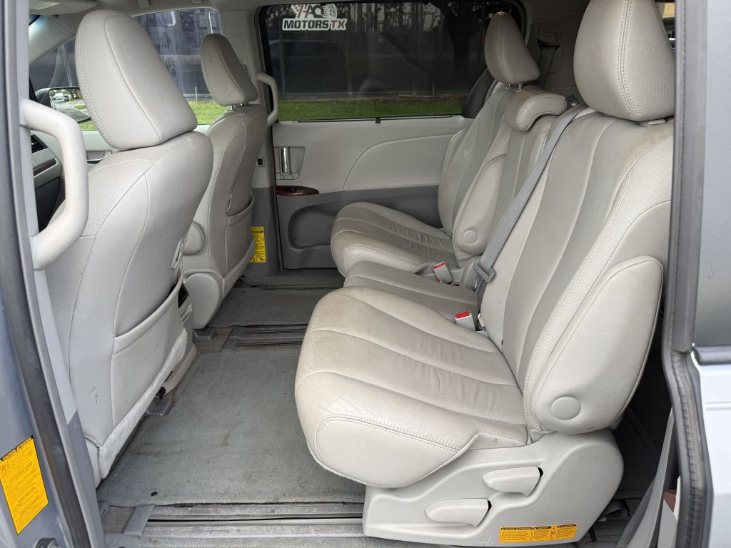 2013 Toyota Sienna Image 8