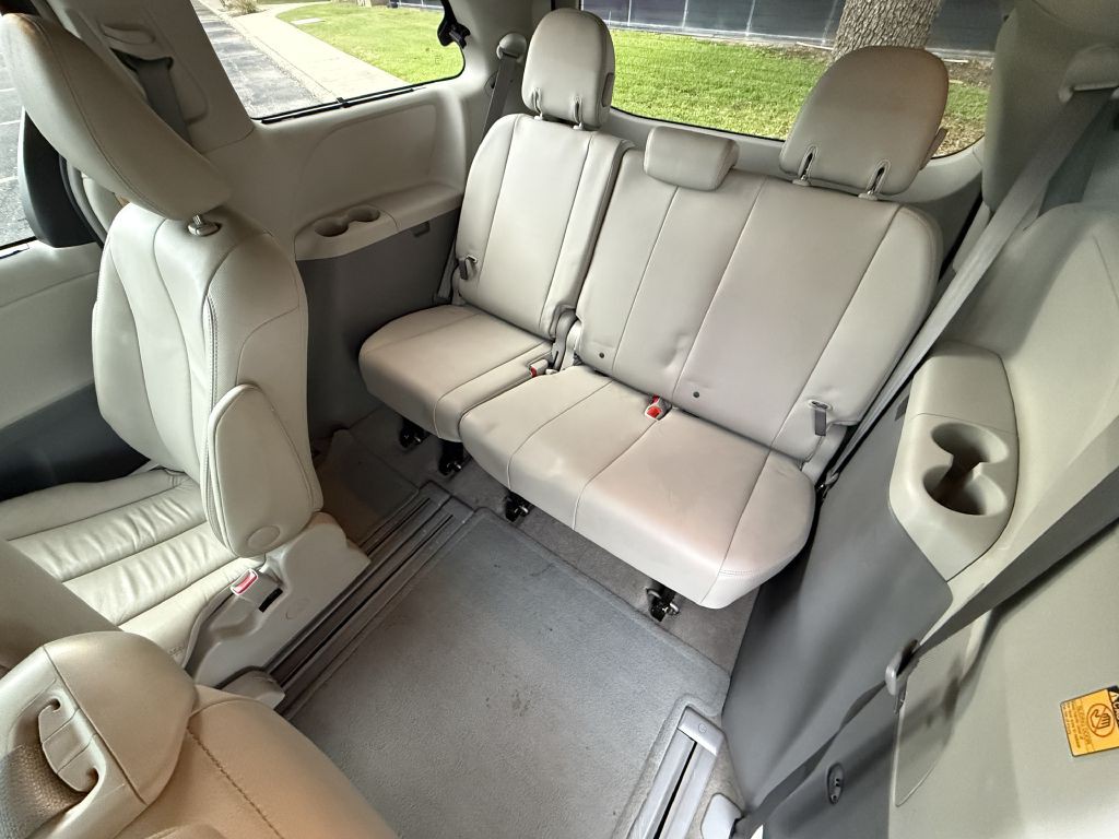 2013 Toyota Sienna Image 9