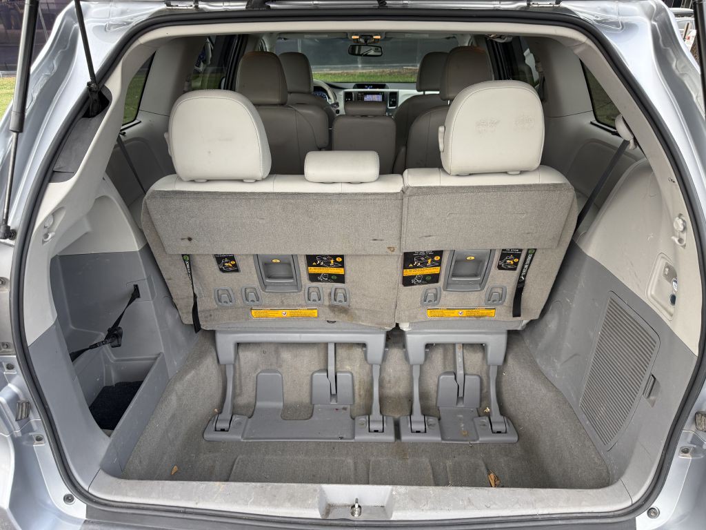 2013 Toyota Sienna Image 10