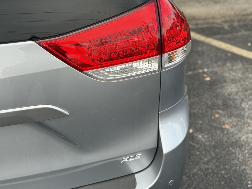 2013 Toyota Sienna Image 11