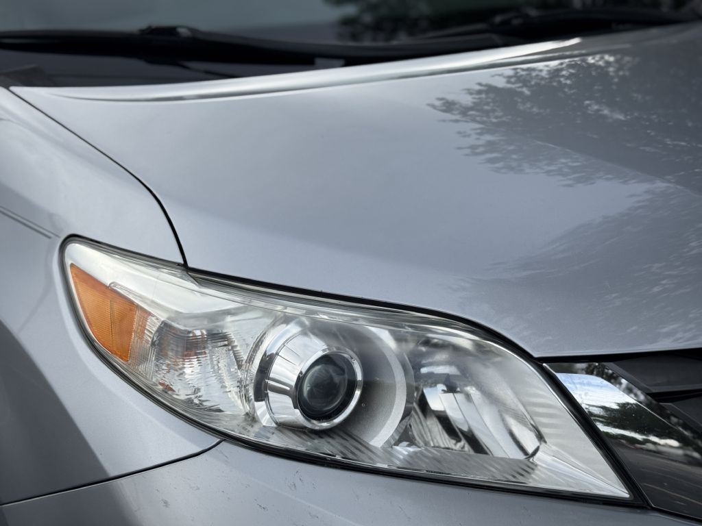 2013 Toyota Sienna Image 12