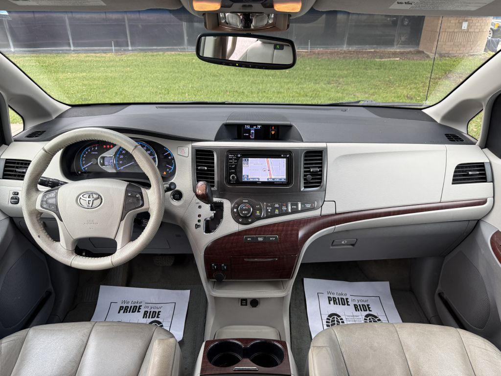 2013 Toyota Sienna Image 13