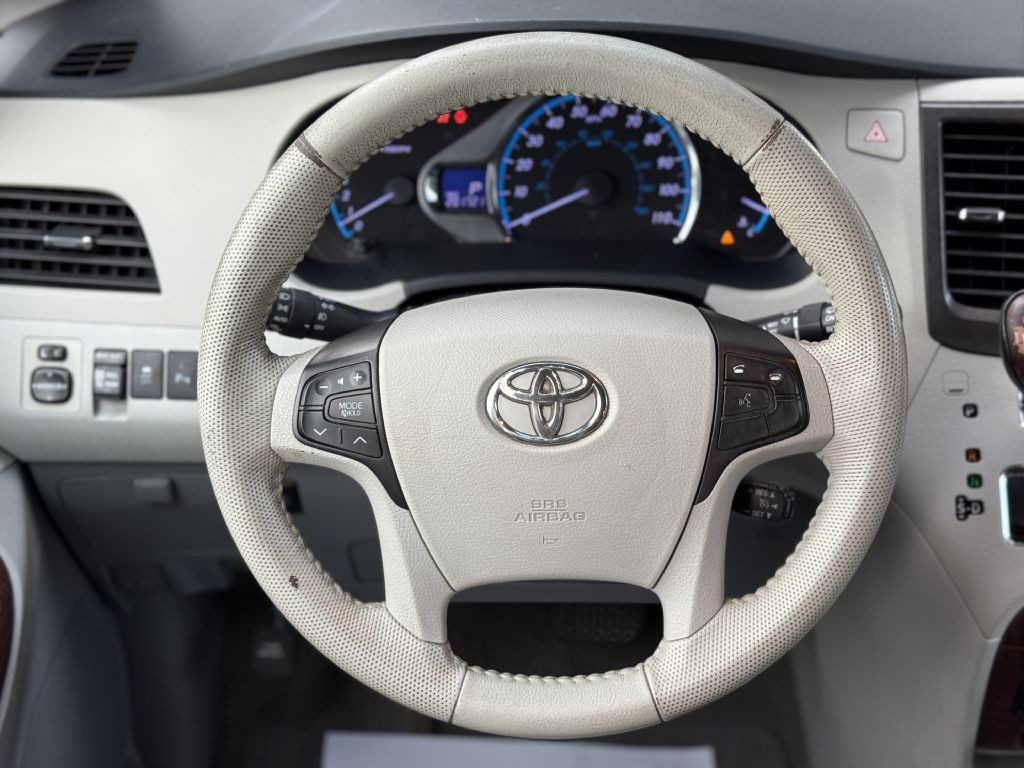 2013 Toyota Sienna Image 14