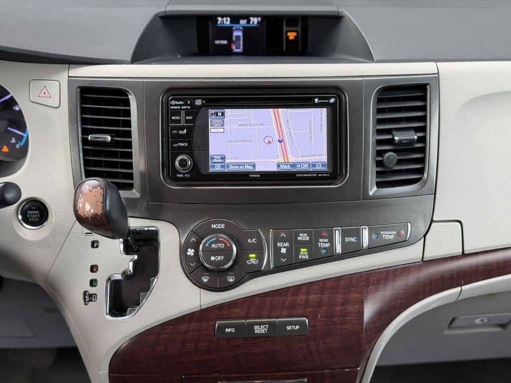 2013 Toyota Sienna Image 15