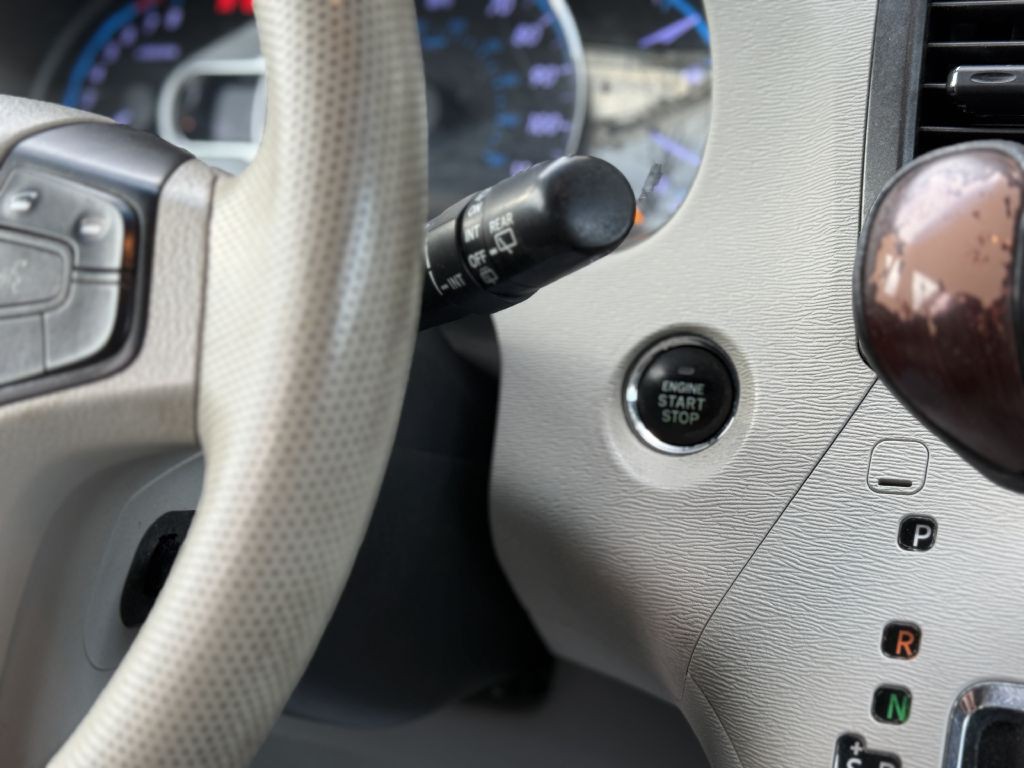 2013 Toyota Sienna Image 16
