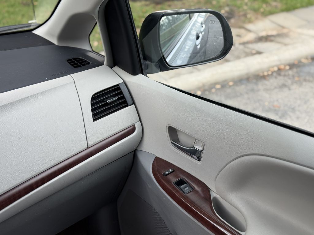 2013 Toyota Sienna Image 18