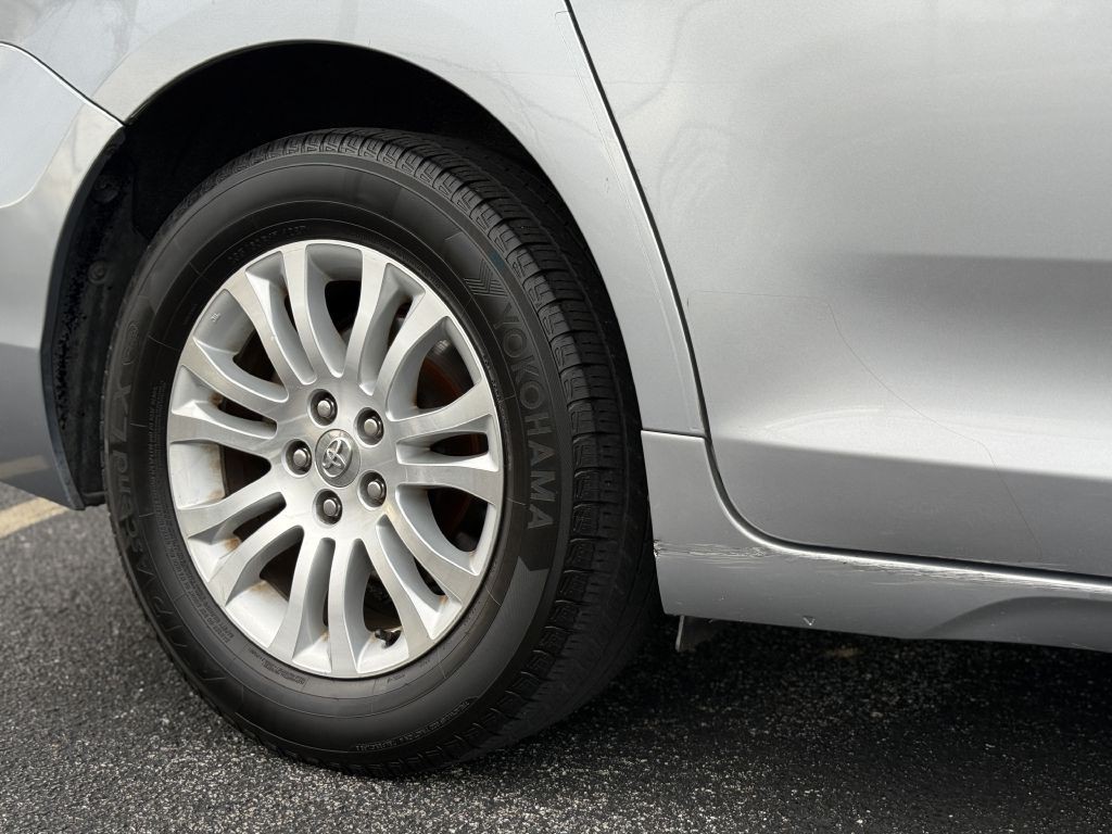 2013 Toyota Sienna Image 19
