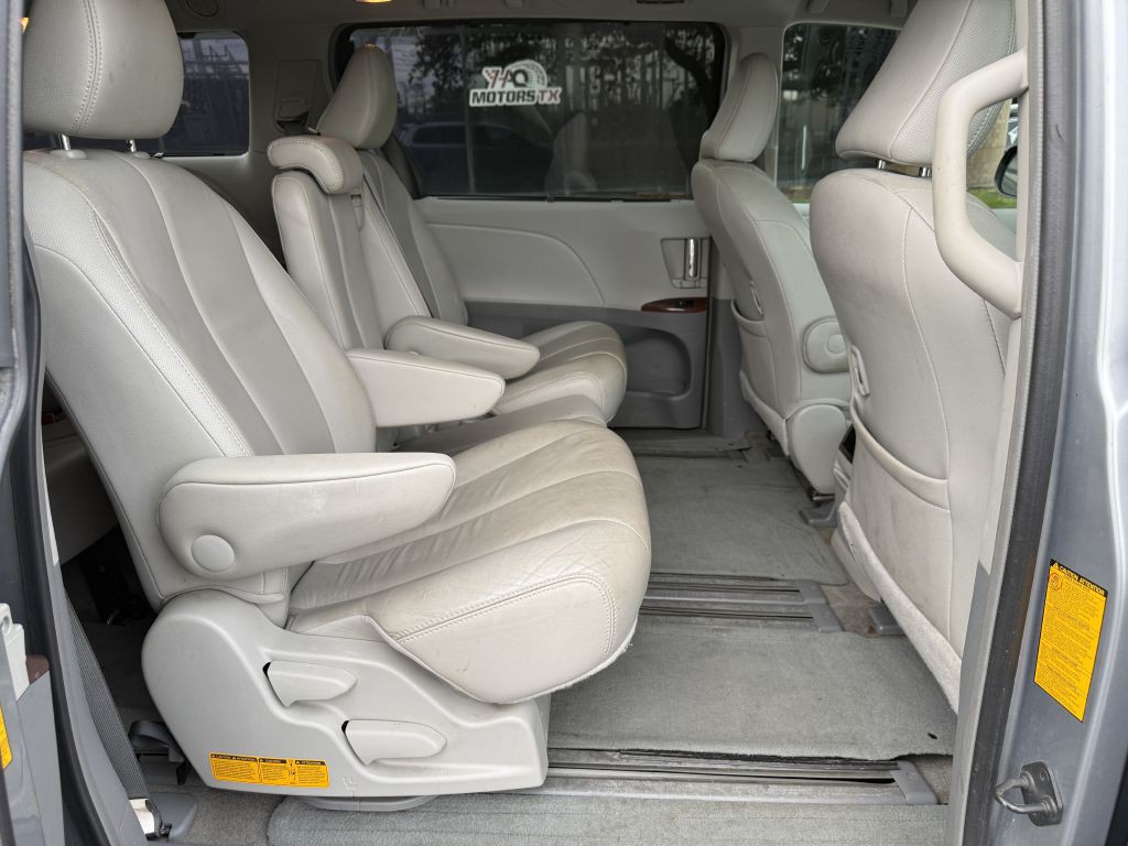 2013 Toyota Sienna Image 21