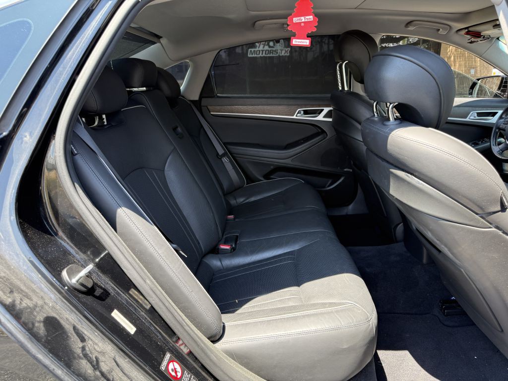 2015 Hyundai Genesis Image 9