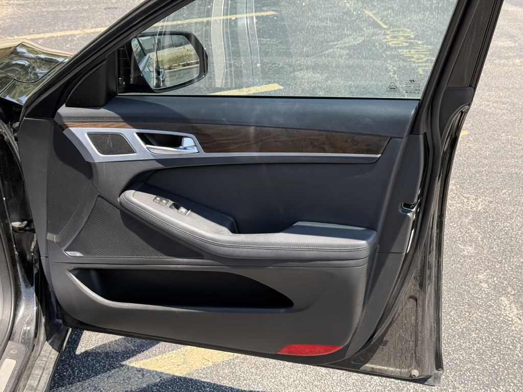 2015 Hyundai Genesis Image 10