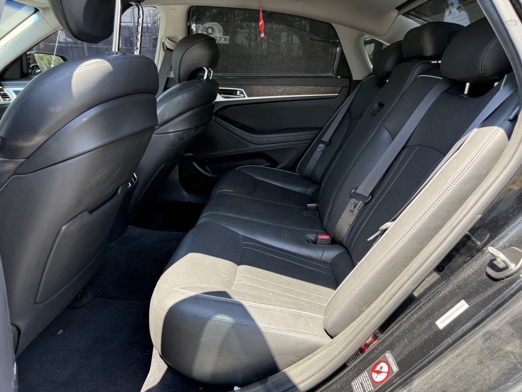 2015 Hyundai Genesis Image 13