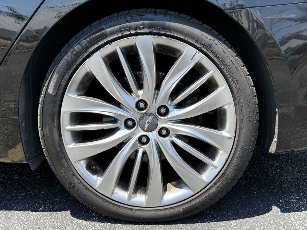 2015 Hyundai Genesis Image 18