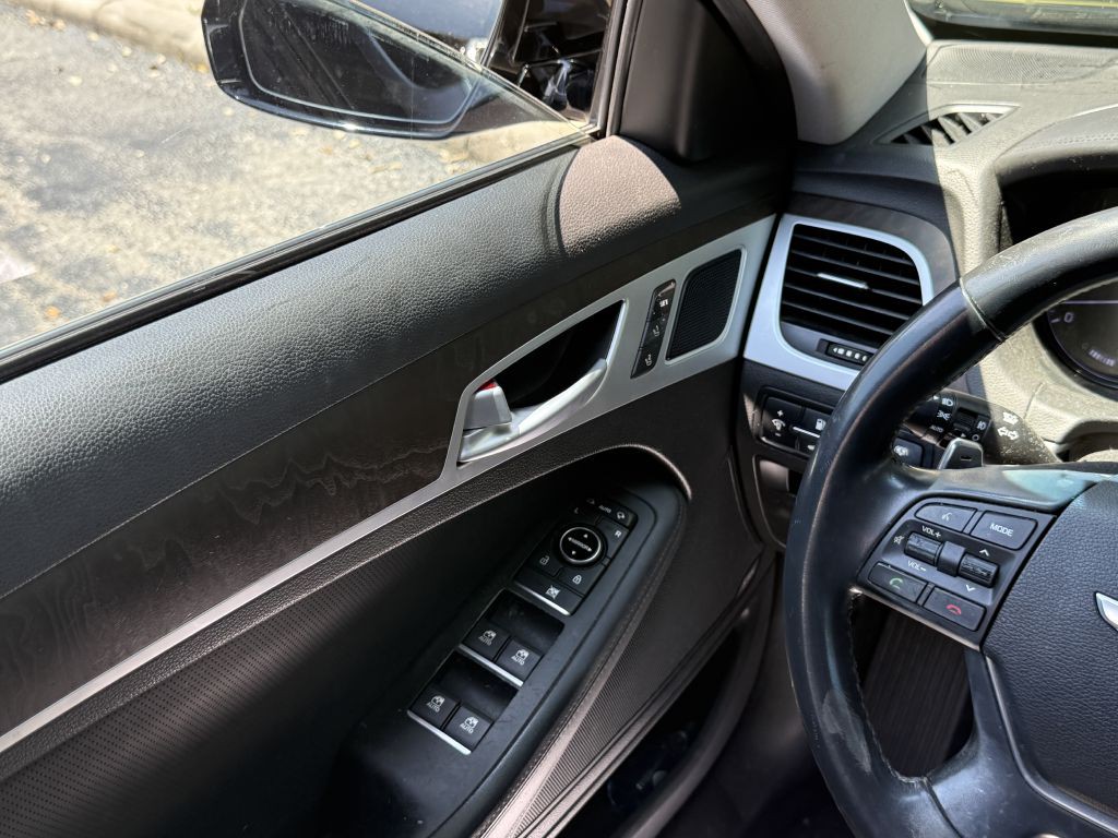 2015 Hyundai Genesis Image 21
