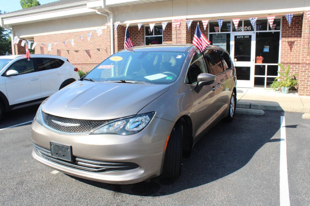 2017 Chrysler Pacifica Image 1