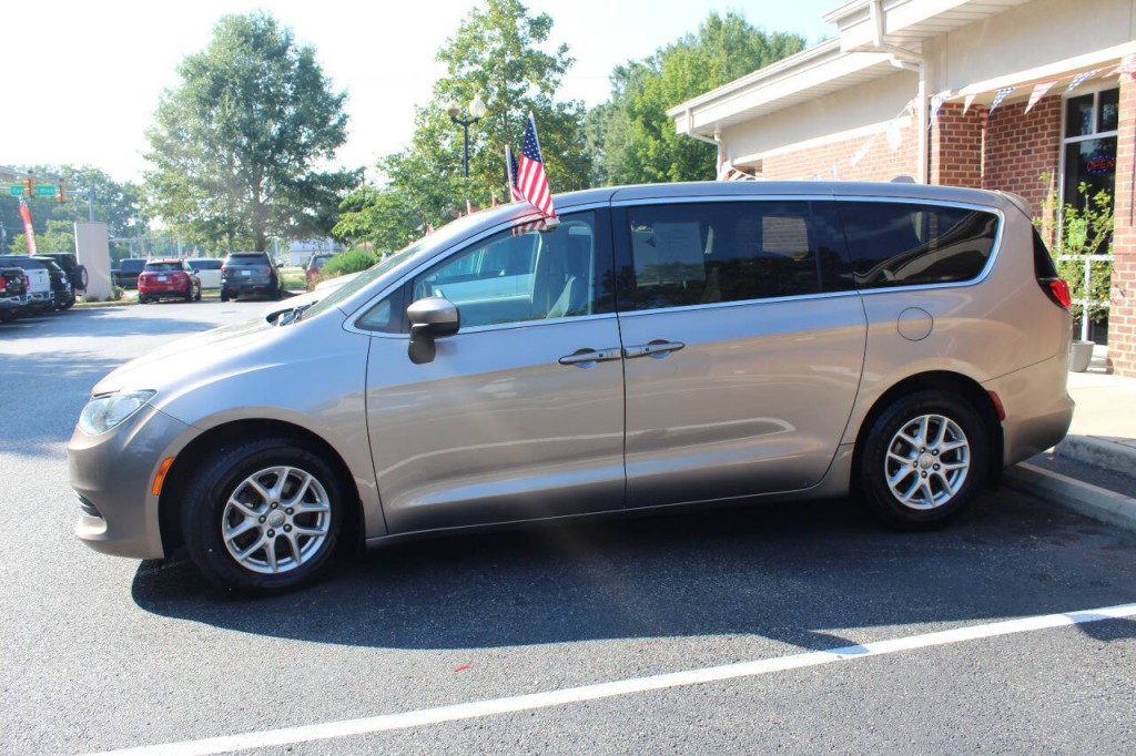 2017 Chrysler Pacifica Image 2