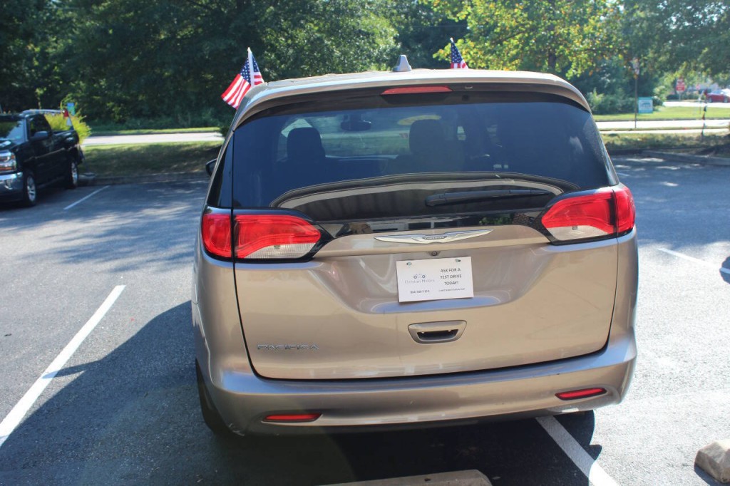2017 Chrysler Pacifica Image 3