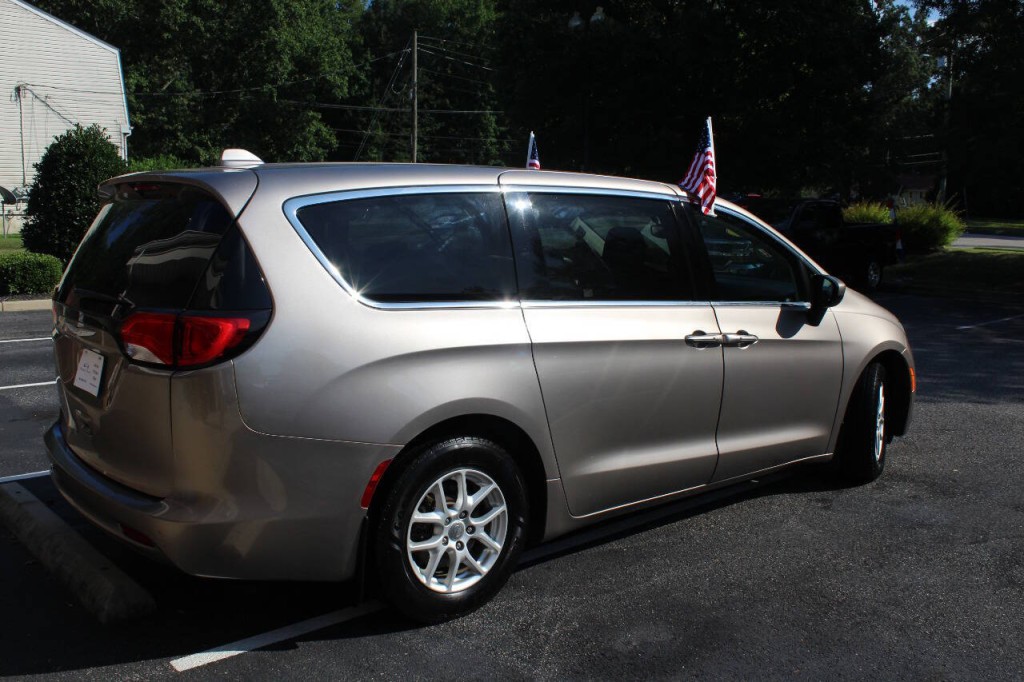 2017 Chrysler Pacifica Image 4
