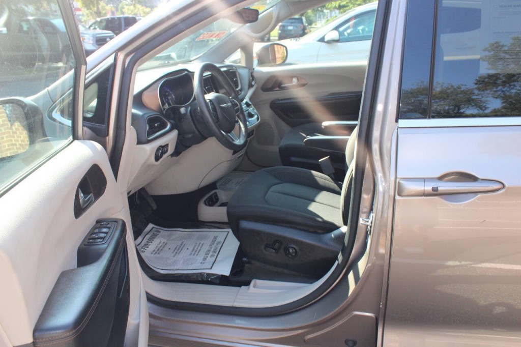 2017 Chrysler Pacifica Image 6