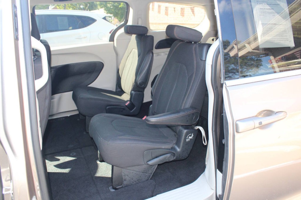 2017 Chrysler Pacifica Image 7