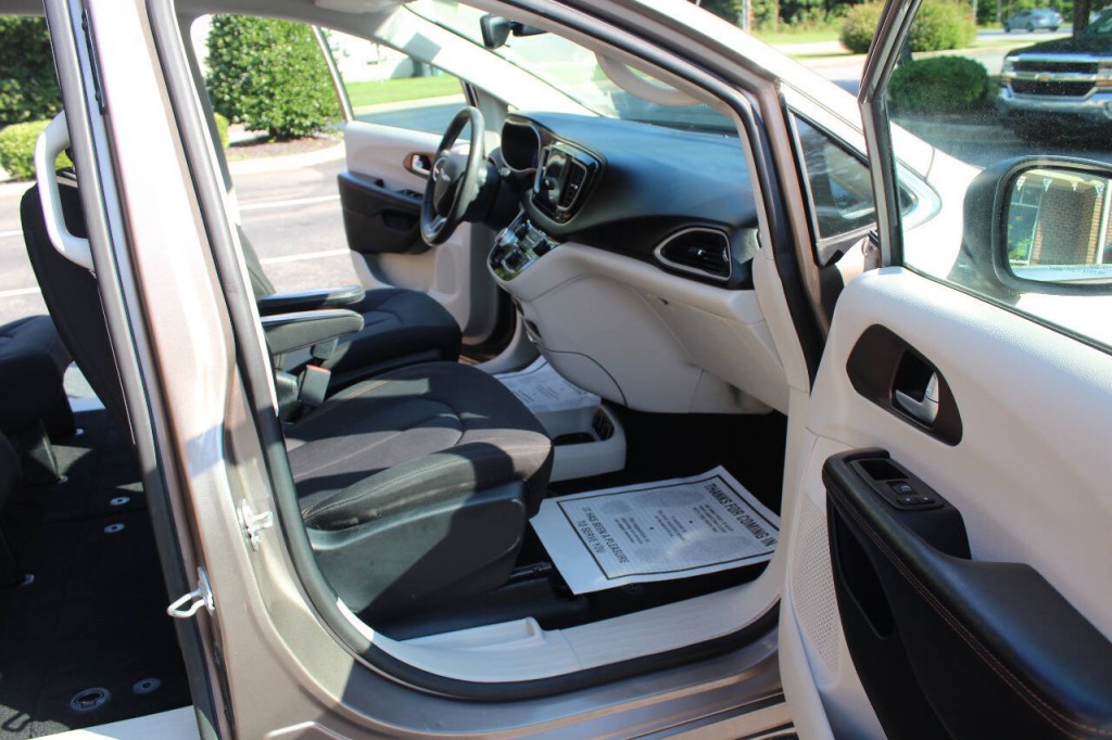 2017 Chrysler Pacifica Image 10