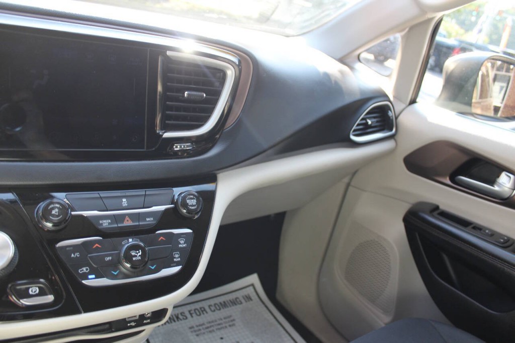 2017 Chrysler Pacifica Image 14
