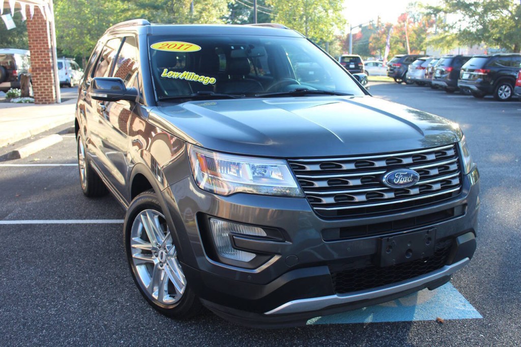 2017 Ford Explorer Image 1