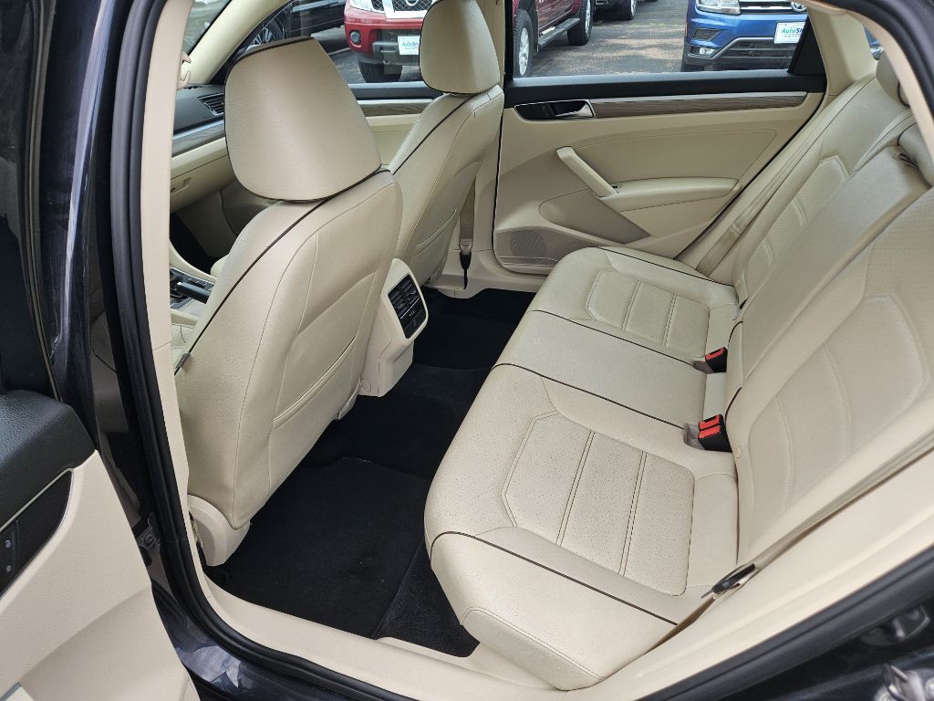 2017 Volkswagen Passat Image 12