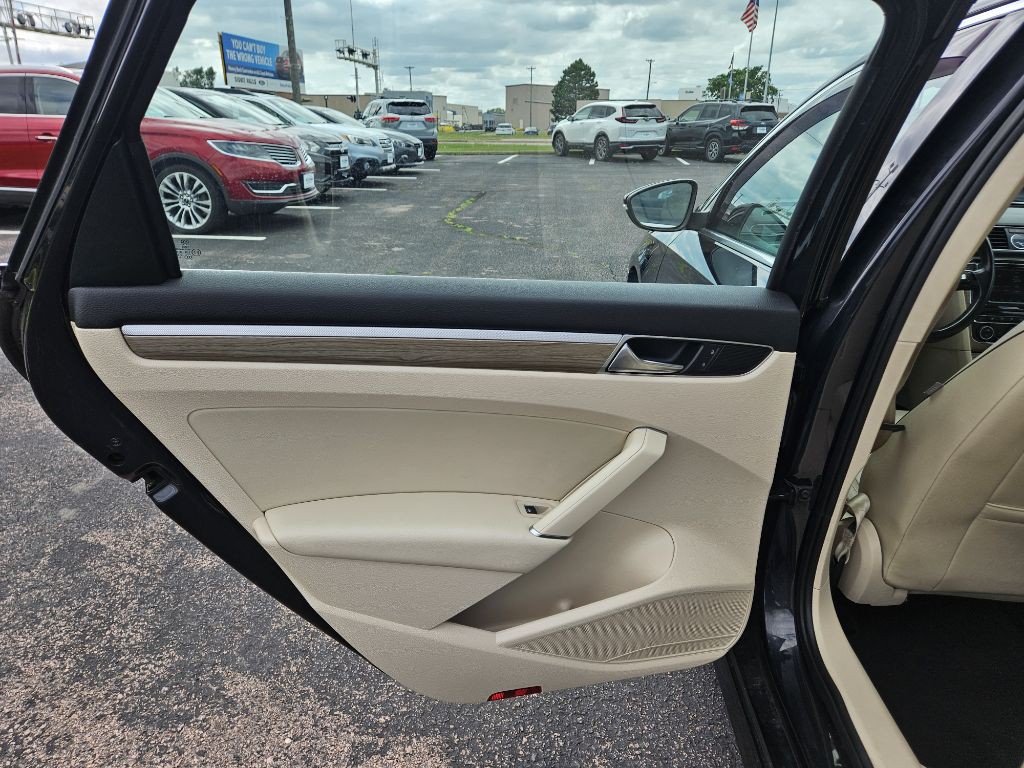 2017 Volkswagen Passat Image 13