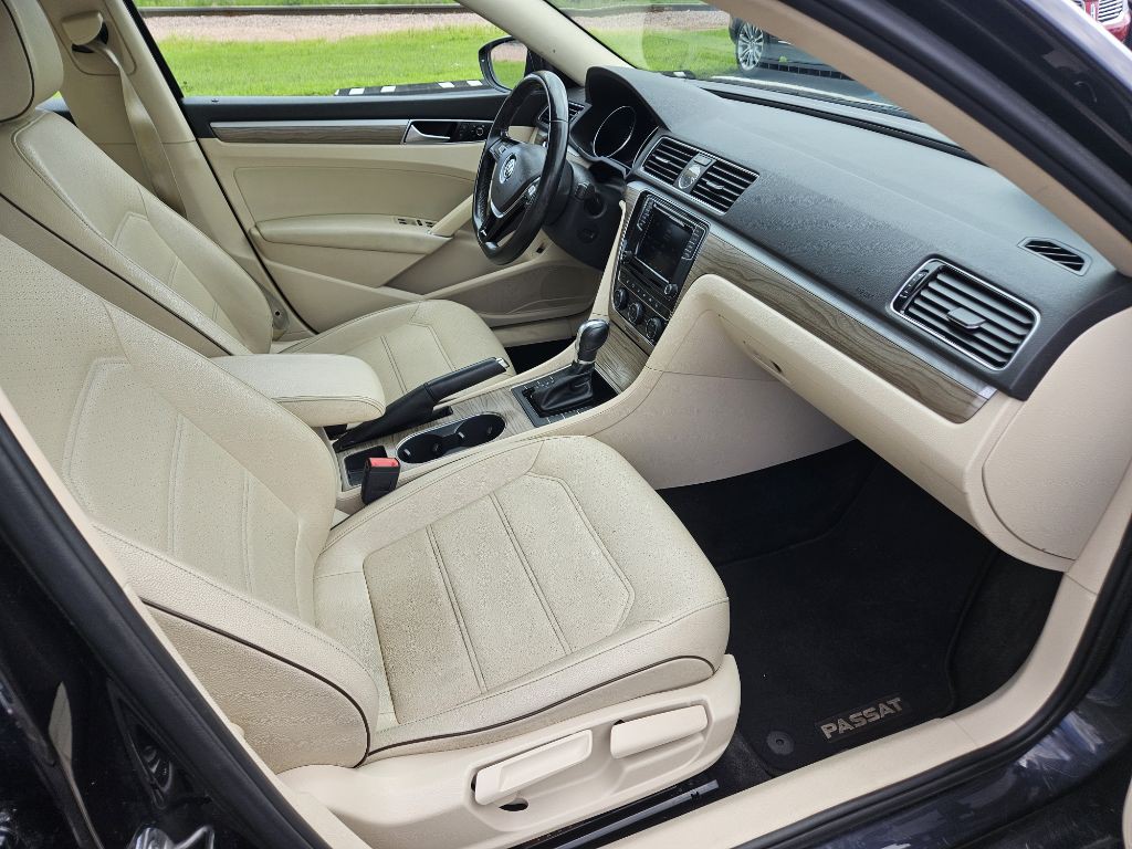 2017 Volkswagen Passat Image 16