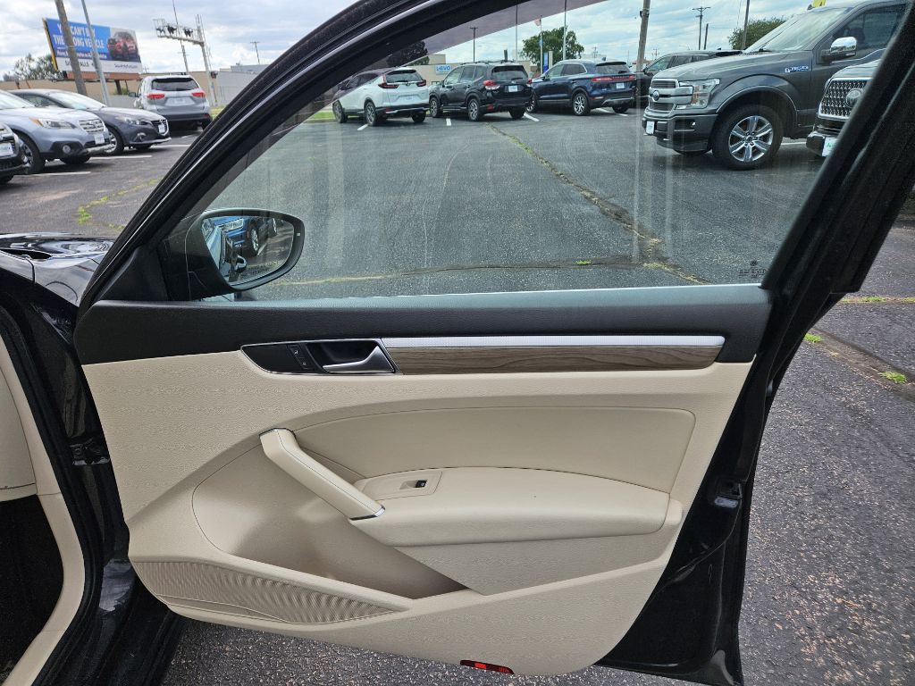 2017 Volkswagen Passat Image 17