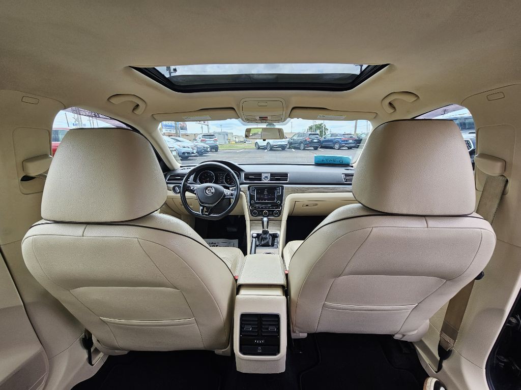 2017 Volkswagen Passat Image 19
