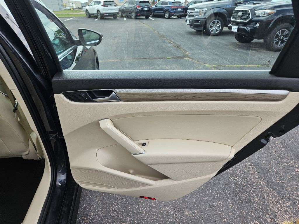 2017 Volkswagen Passat Image 15