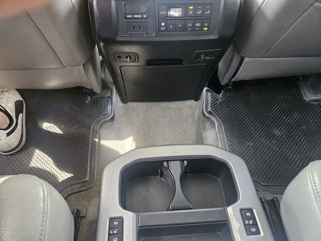 2011 Toyota Sequoia Image 20