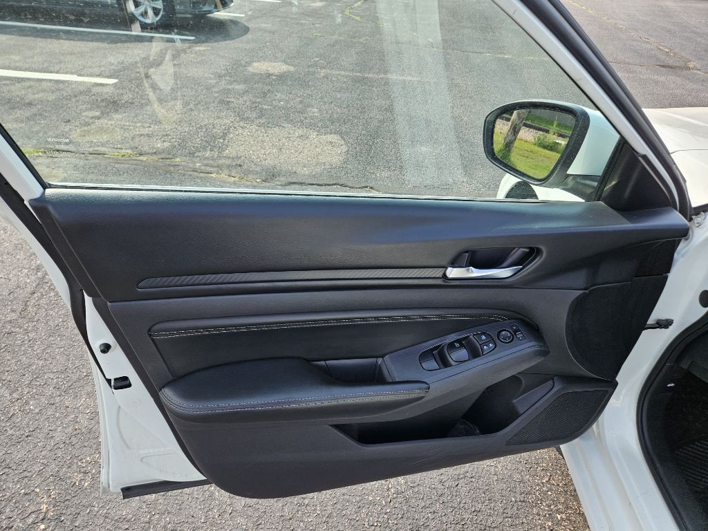 2019 Nissan Altima Image 10