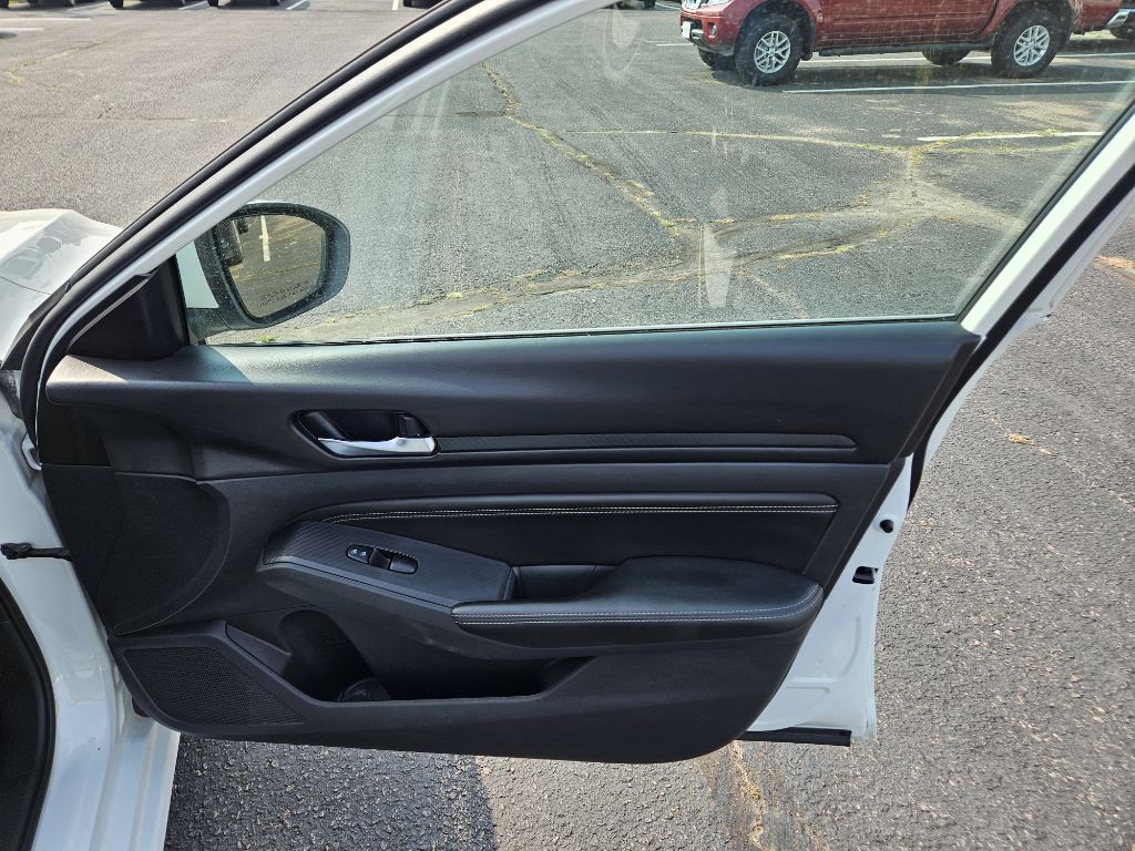 2019 Nissan Altima Image 17