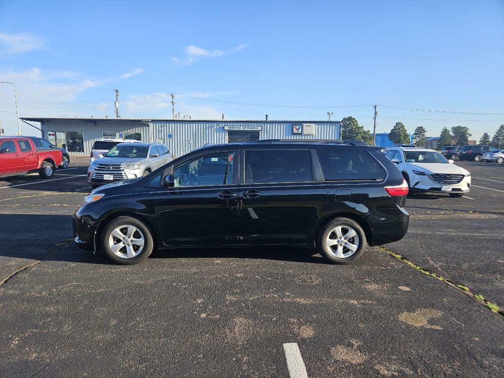 2017 Toyota Sienna Image 2