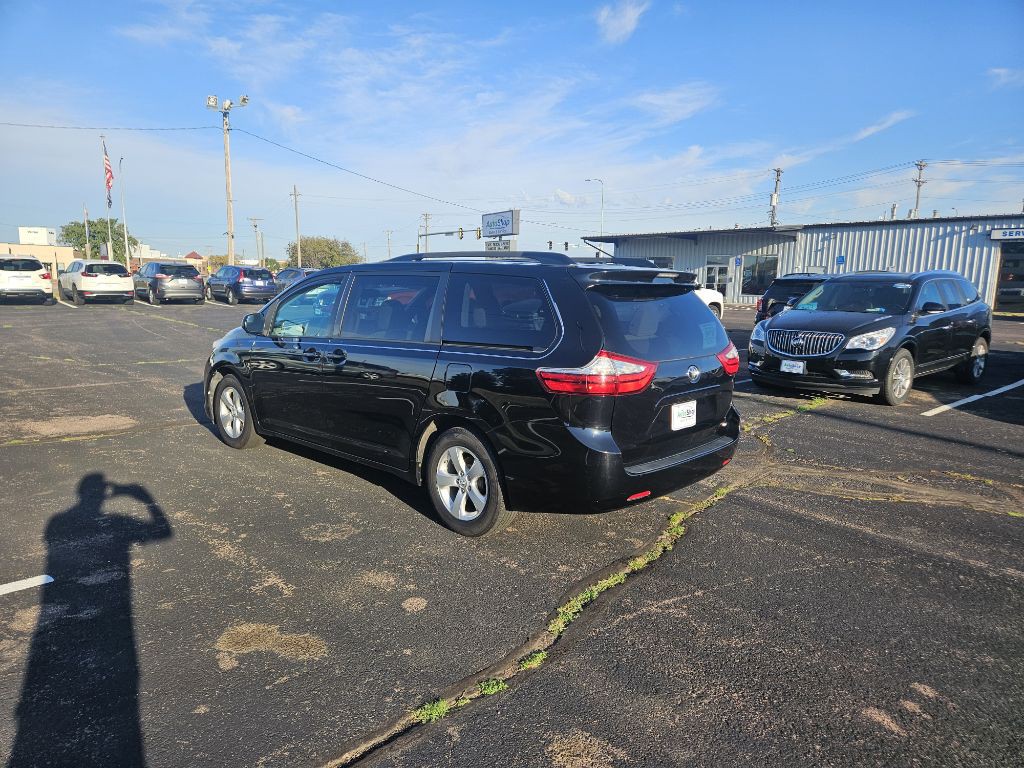 2017 Toyota Sienna Image 3