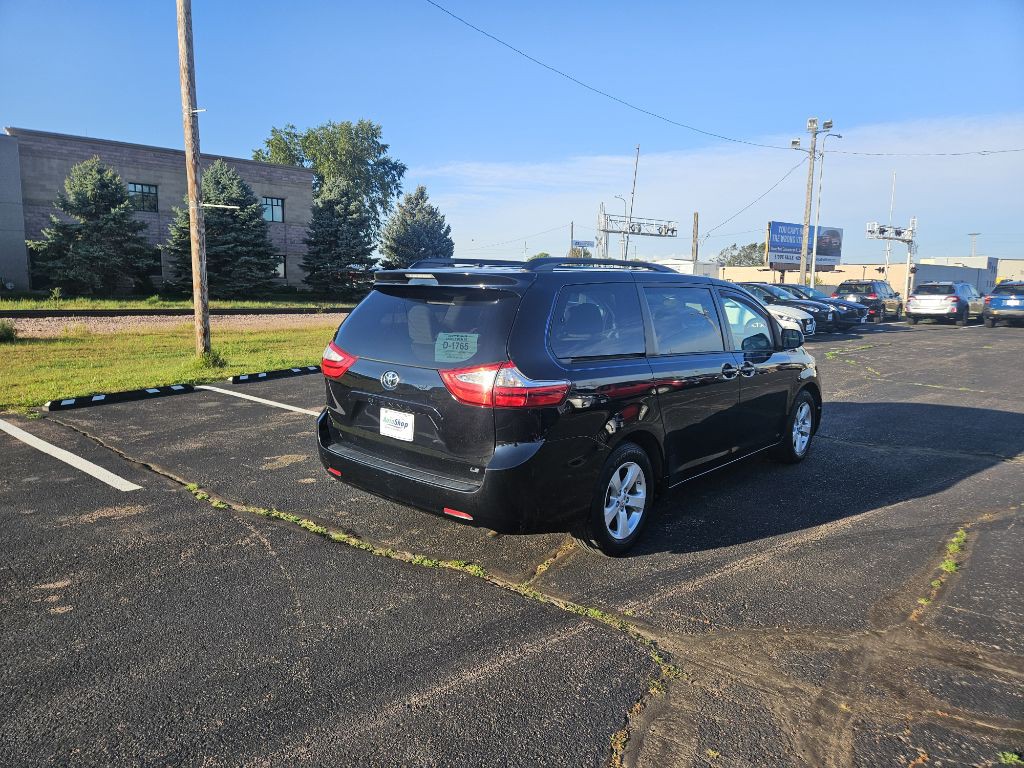 2017 Toyota Sienna Image 5