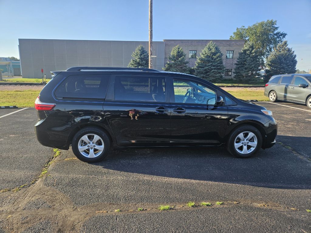 2017 Toyota Sienna Image 6