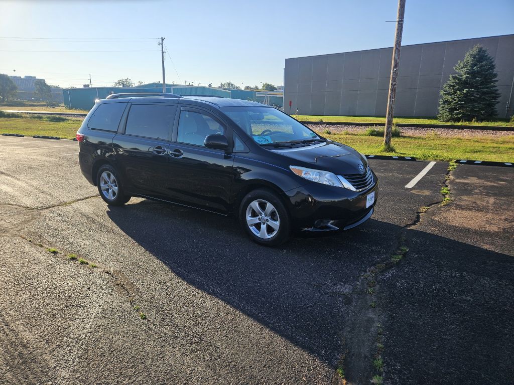 2017 Toyota Sienna Image 7