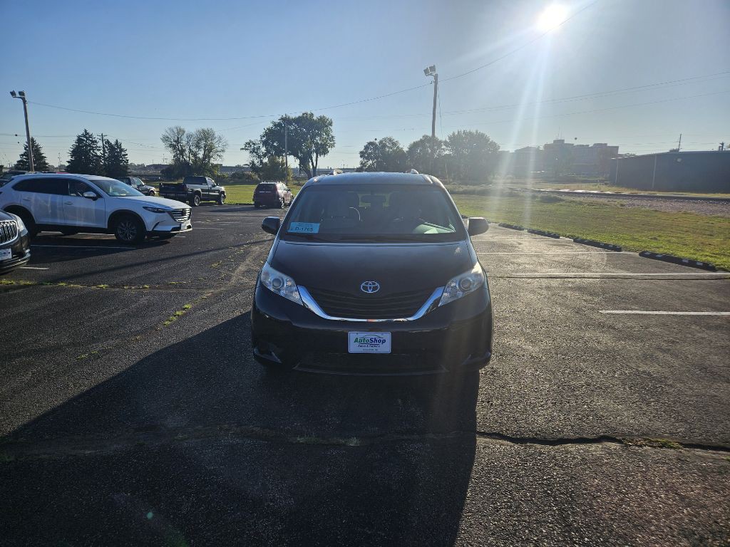 2017 Toyota Sienna Image 8