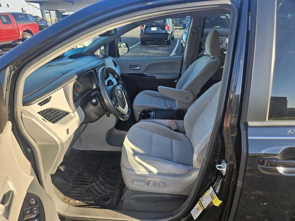 2017 Toyota Sienna Image 9