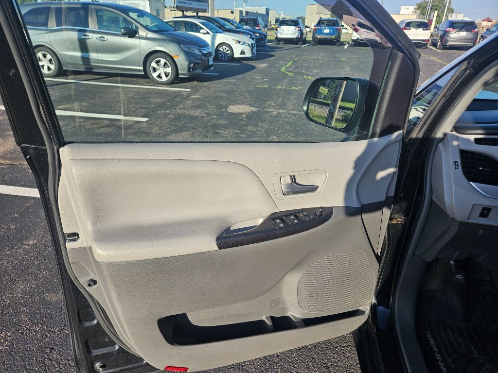 2017 Toyota Sienna Image 10