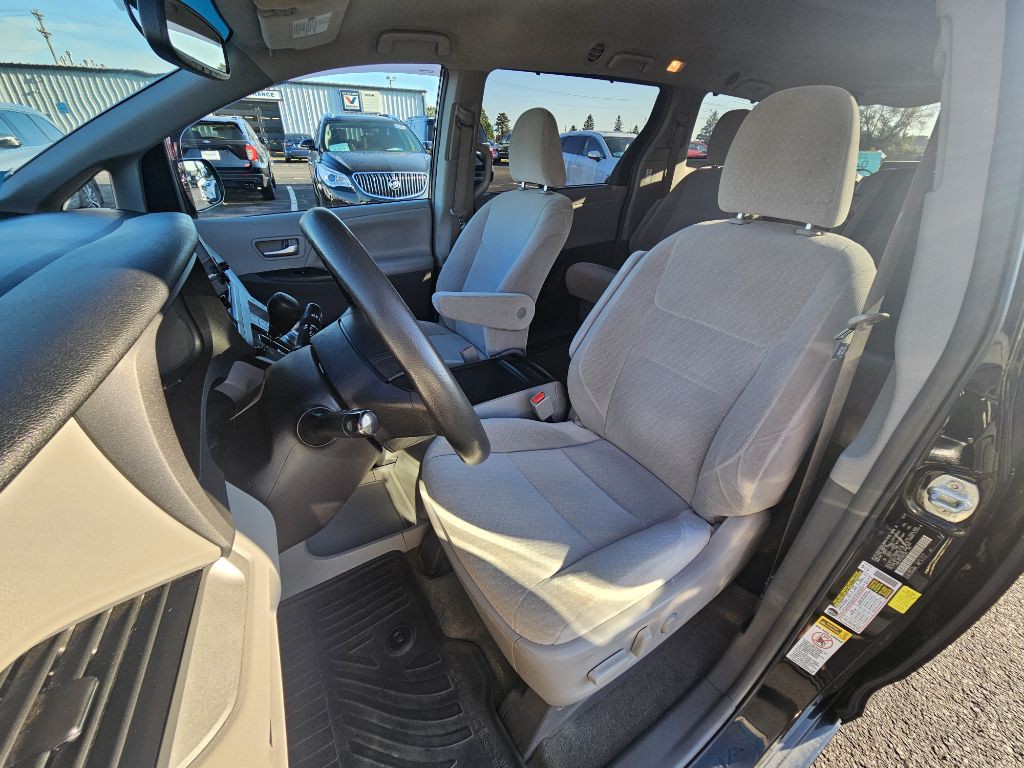 2017 Toyota Sienna Image 11