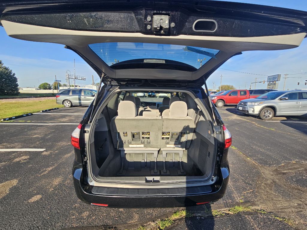 2017 Toyota Sienna Image 12