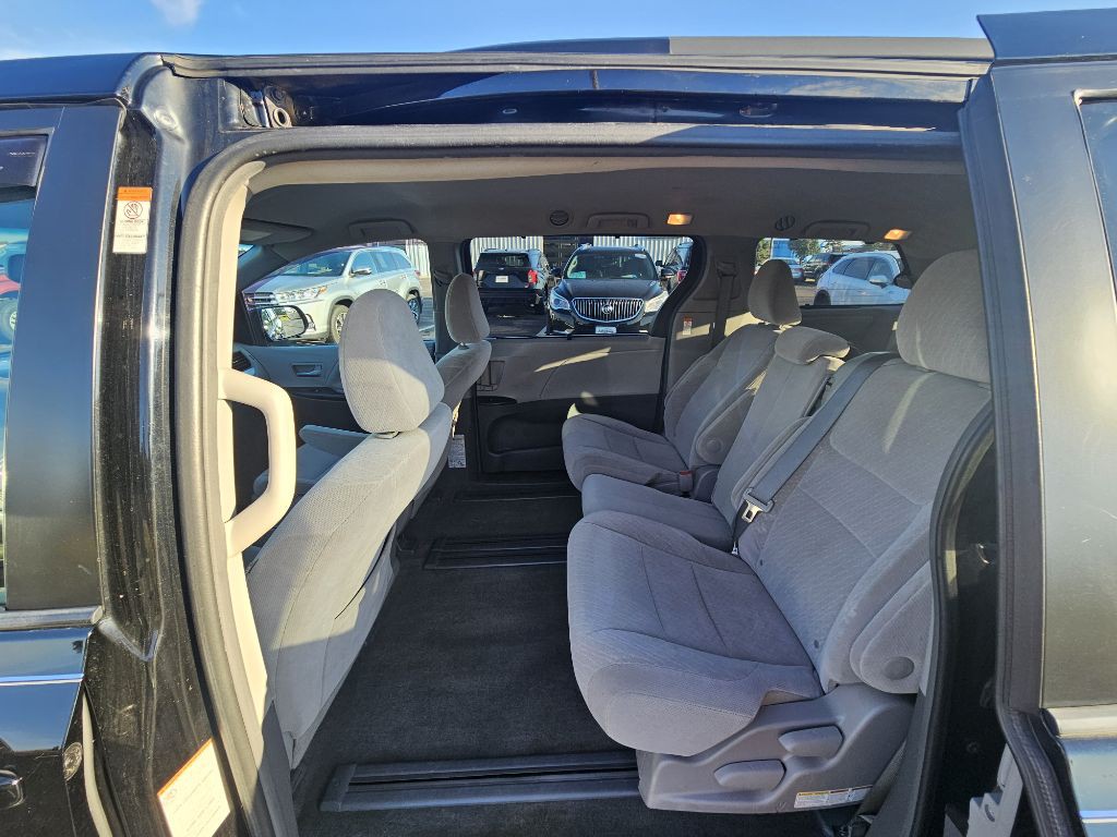2017 Toyota Sienna Image 13