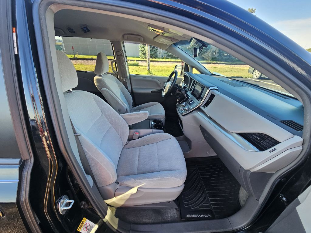 2017 Toyota Sienna Image 14